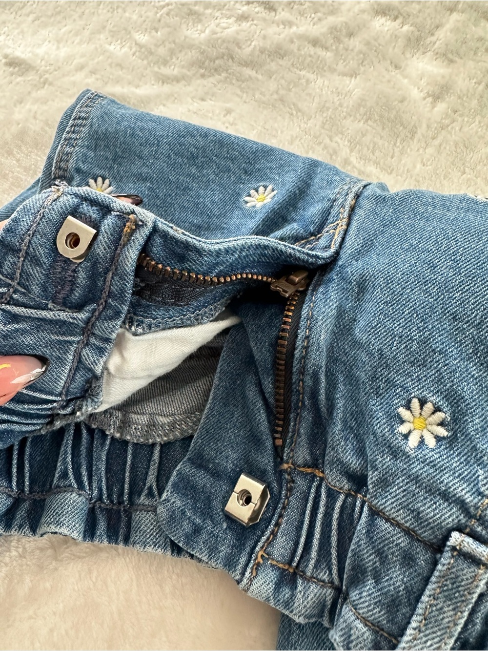 GAP Denim Jeans with White Daisy Embroidery - Picture 4 of 4